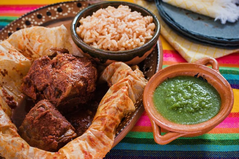 Mixiotes con arroz y salsa verde