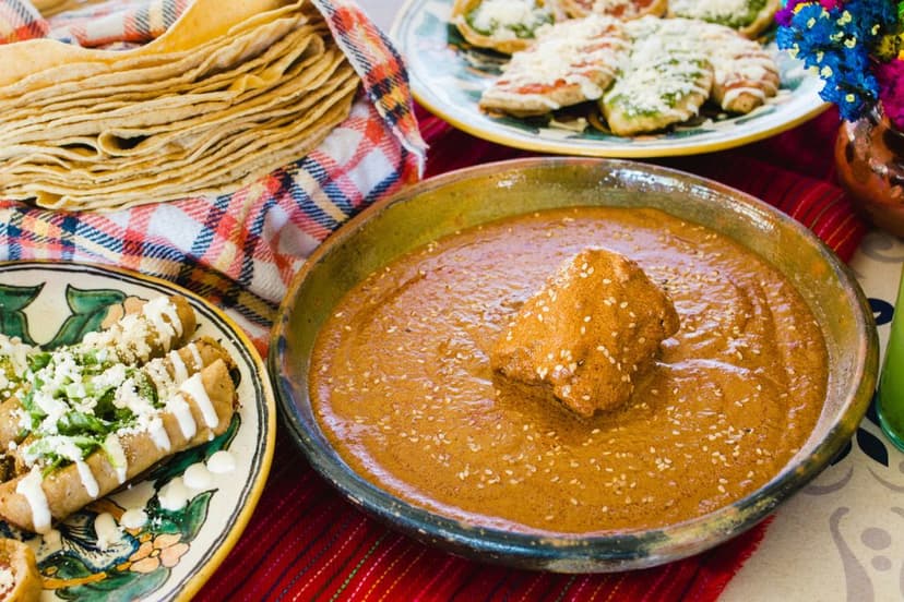 Pollo en pipian rojo de Durango, comida mexicana