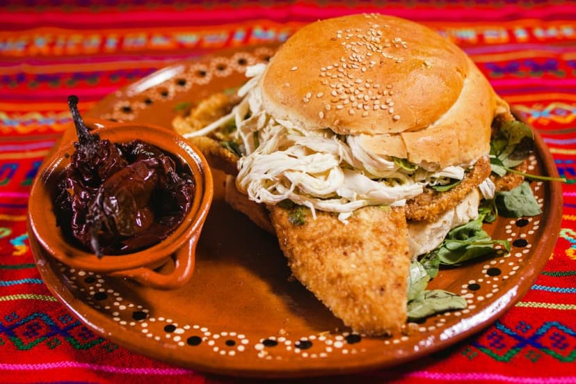 Tradicionales cemitas poblanas preparadas