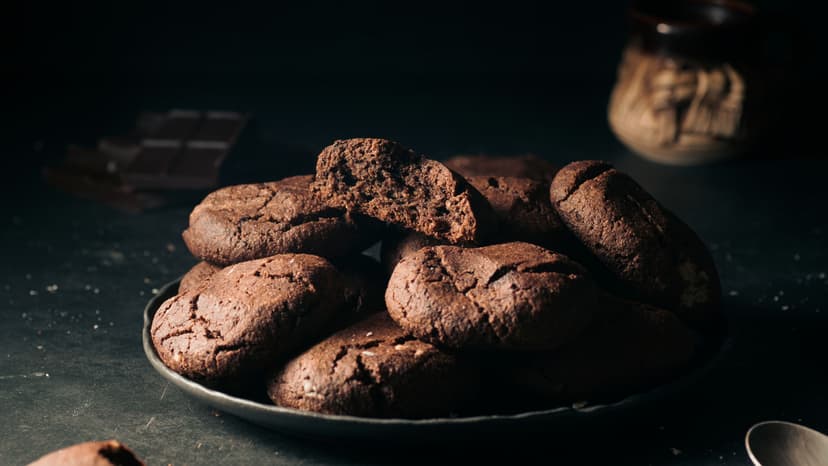 Galletas de chocolate oscuro son perfectas para acompañar con un café.