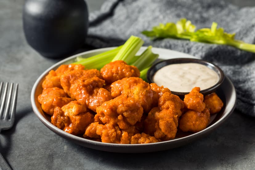 Alitas y boneless con aderezo y apio