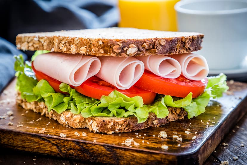 Sándwich de jamón, tomates y lechuga