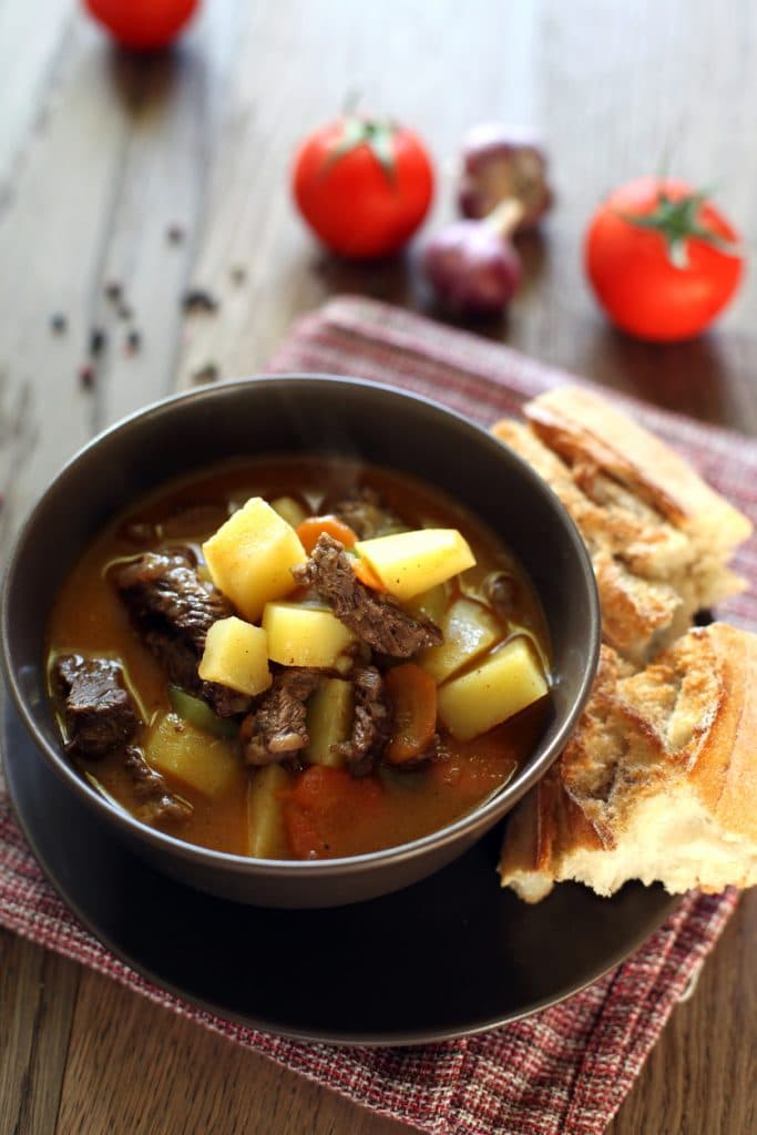 Delicioso estofado de carne, sabor tradicional