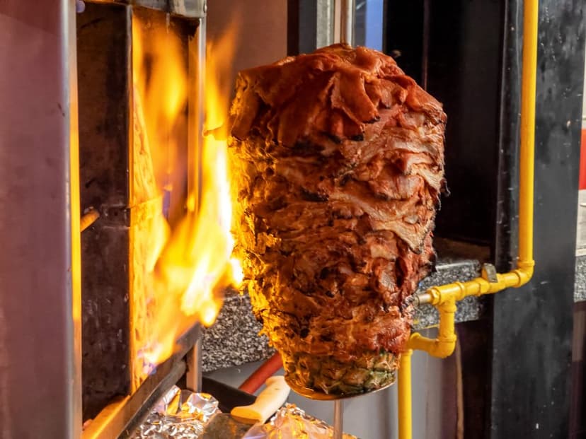 Trompo de tacos de carne adobada