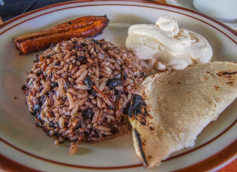 Gallo pinto con arroz y frijoles negros versión guanacaste.