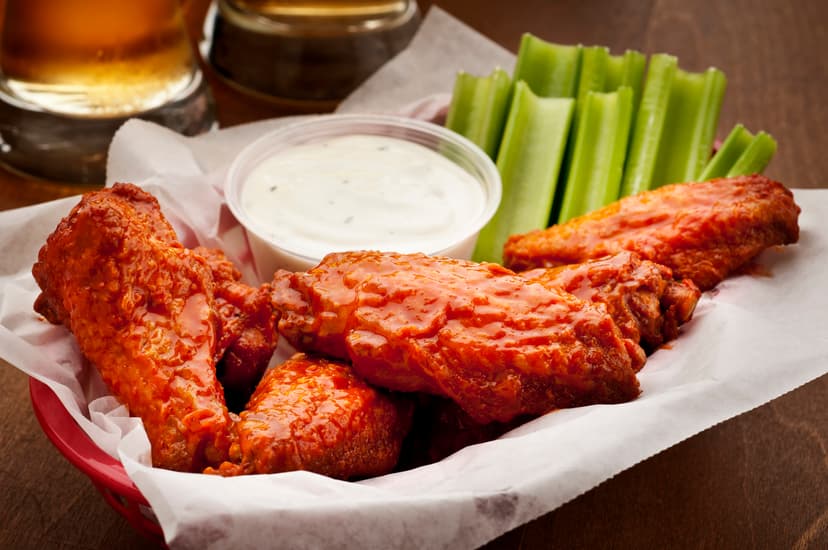 Deliciosas alitas buffalo acompañadas de apio