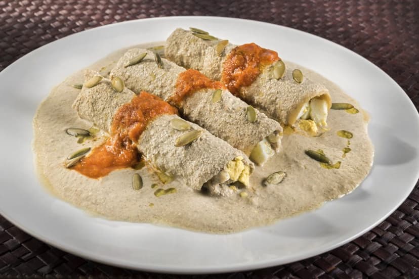 Papadzul relleno de huevo cocido yucateco