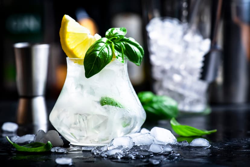 El mezcal no solo se combina bien con jugos y refrescos, también se puede mezclar con tés para crear bebidas con mezcal fáciles y diferentes.
