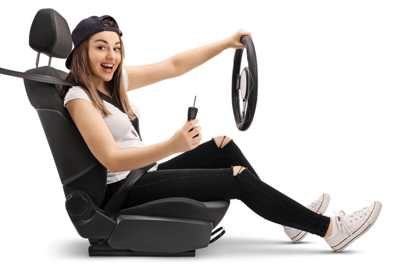 Joven sentada con volante en mano