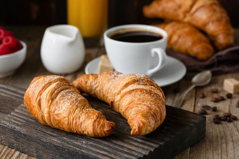 Croissants con café americano