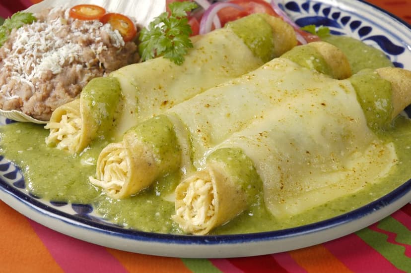 enchiladas verdes acompañadas con frijoles refritos