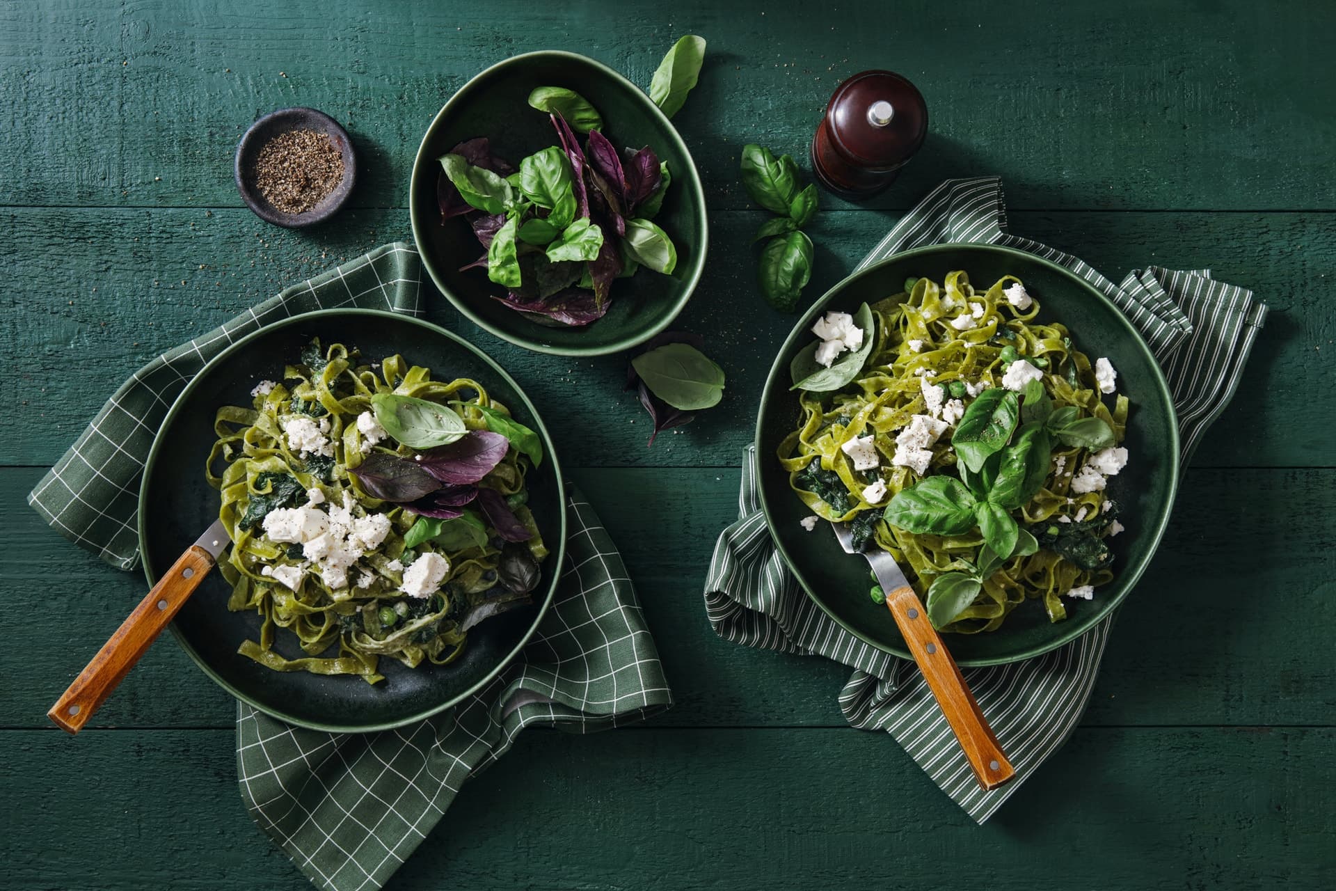 Pasta con espinacas sobre mesa