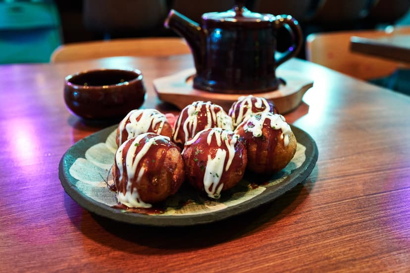 Deliciosas bolitas rellenas de pulpo bañadas en salsa