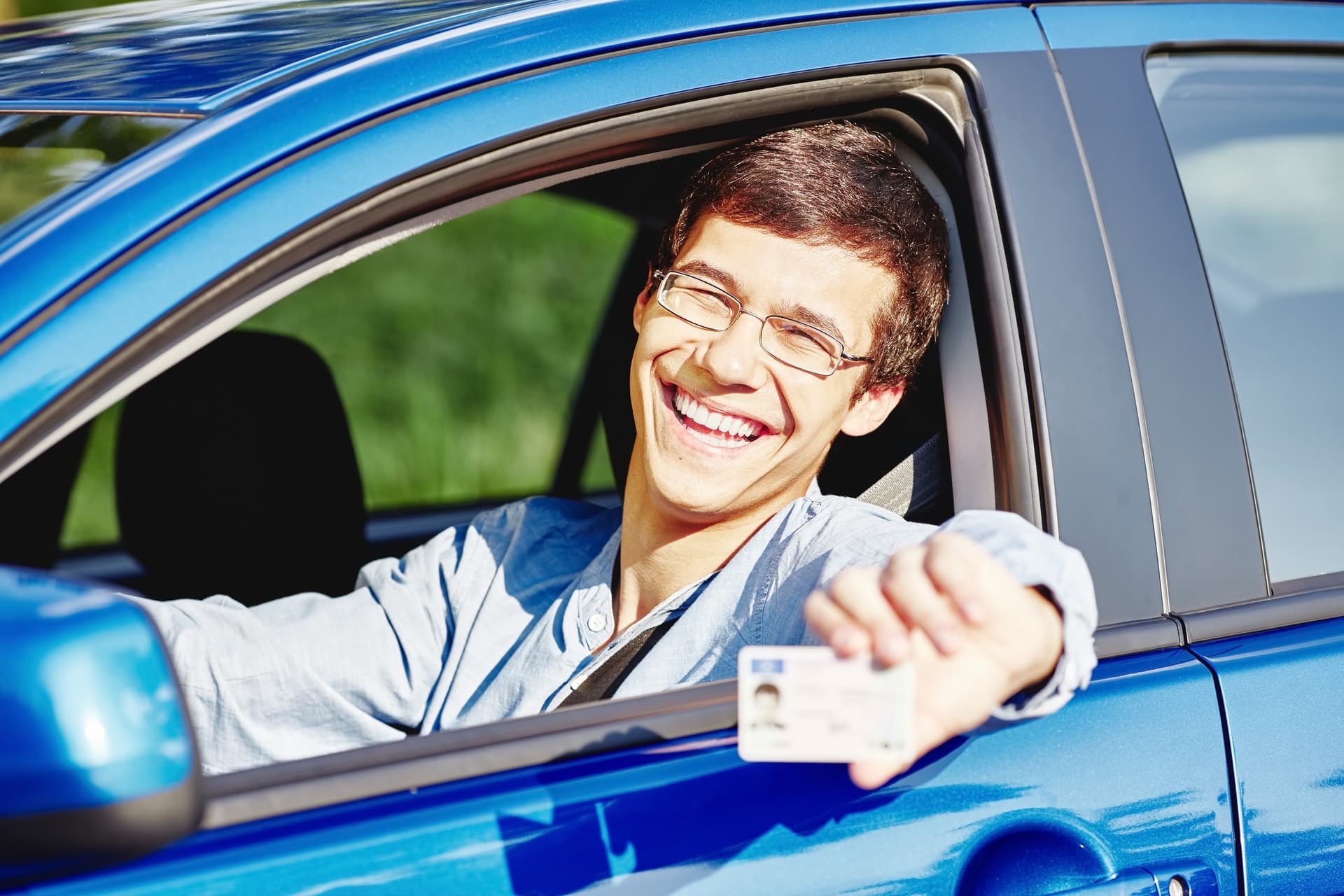 Chico con licencia de conducir